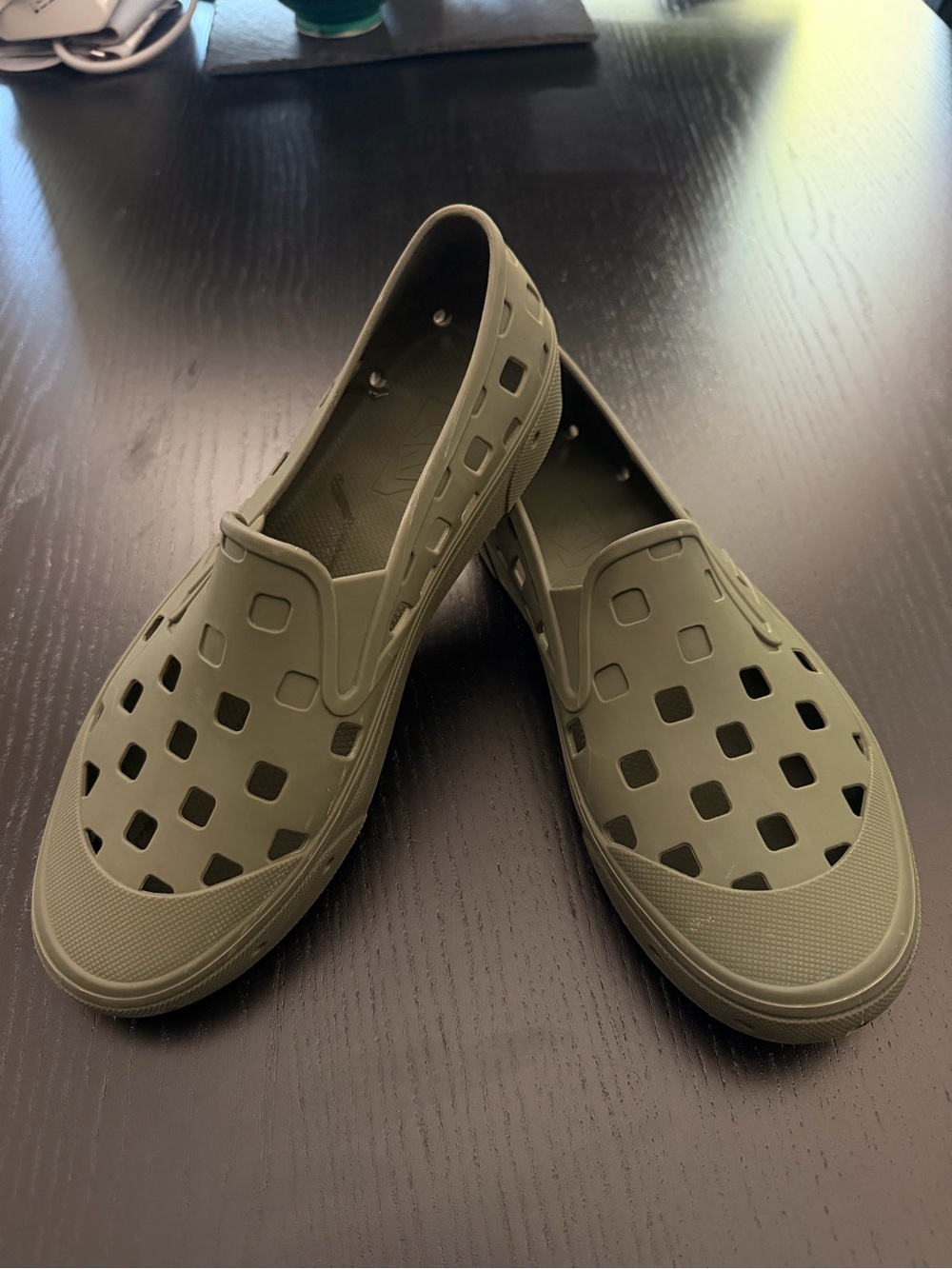 Men’s VANS Olive Green Slip-On Ventilated Shoes size 8